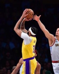  詹姆斯伤退，湖人惨遭太阳横扫  