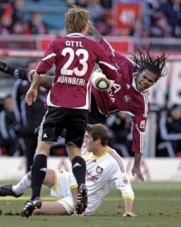 拜仁旧将反戈一击助弱旅爆冷抢分  