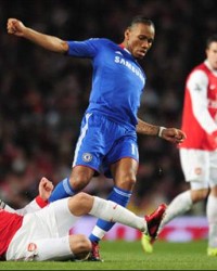  阿森纳险胜维拉保住争冠希望火种  