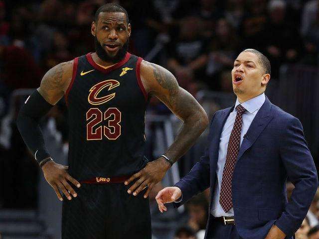  波尔多功勋教练下课引发动荡  