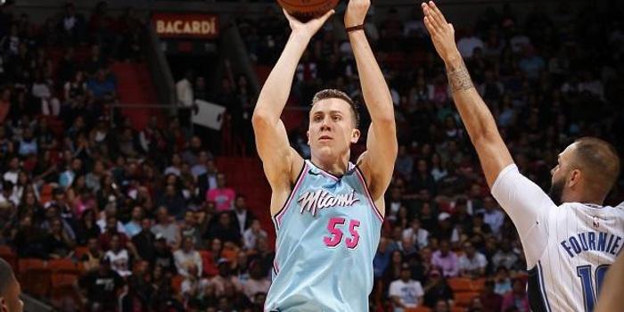  阿德巴约20+20，热火加时胜魔术