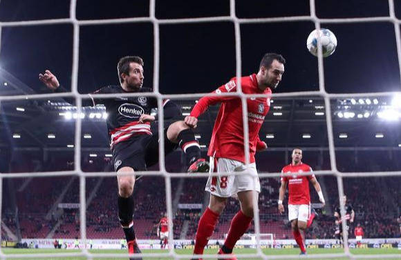  莱比锡红牛绝杀柏林，稳居欧冠区席位  