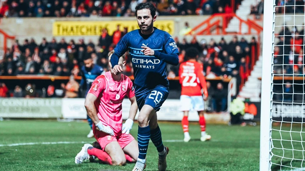  曼城B席倒钩破门当选年度最佳  